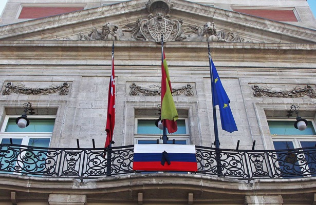 La Comunidad de Madrid luce la bandera rusa