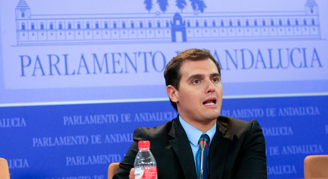 Rivera durante una comparecencia en la sala de prensa del Parlamento de Andalucía. Foto Manuel Olmedo