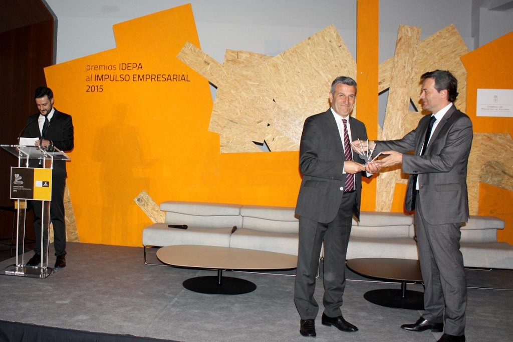 El consejero de Empleo, Francisco Blanco, entrega el premio a la Gestión Empresarial Excelente al director general de Seresco, Manuel Ángel Busto.
