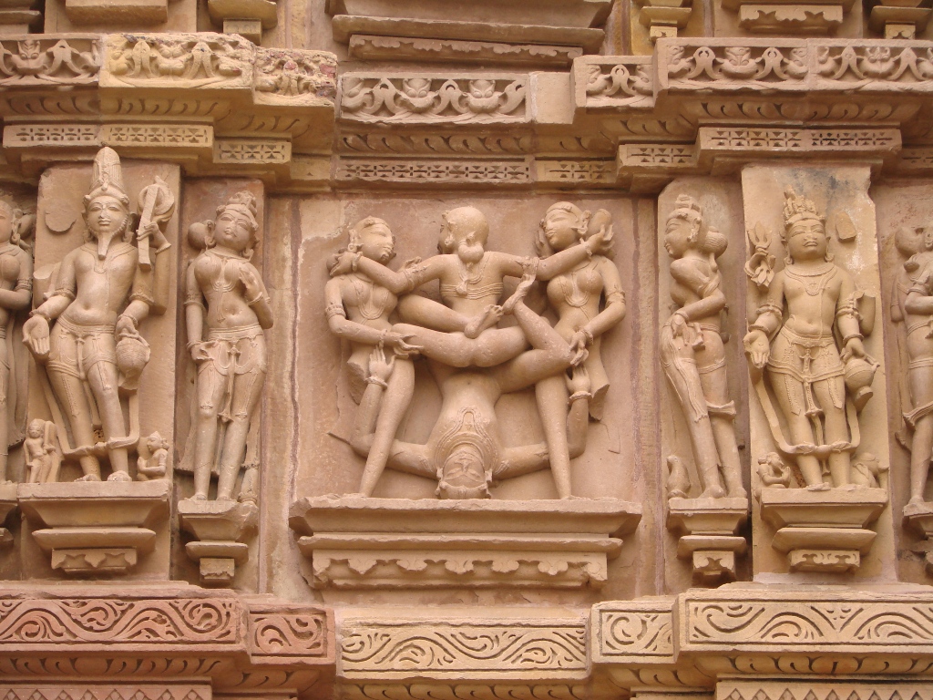 Relieves explícitos en la fachada del templo de Khajuraho (Madhya Pradesh, India.