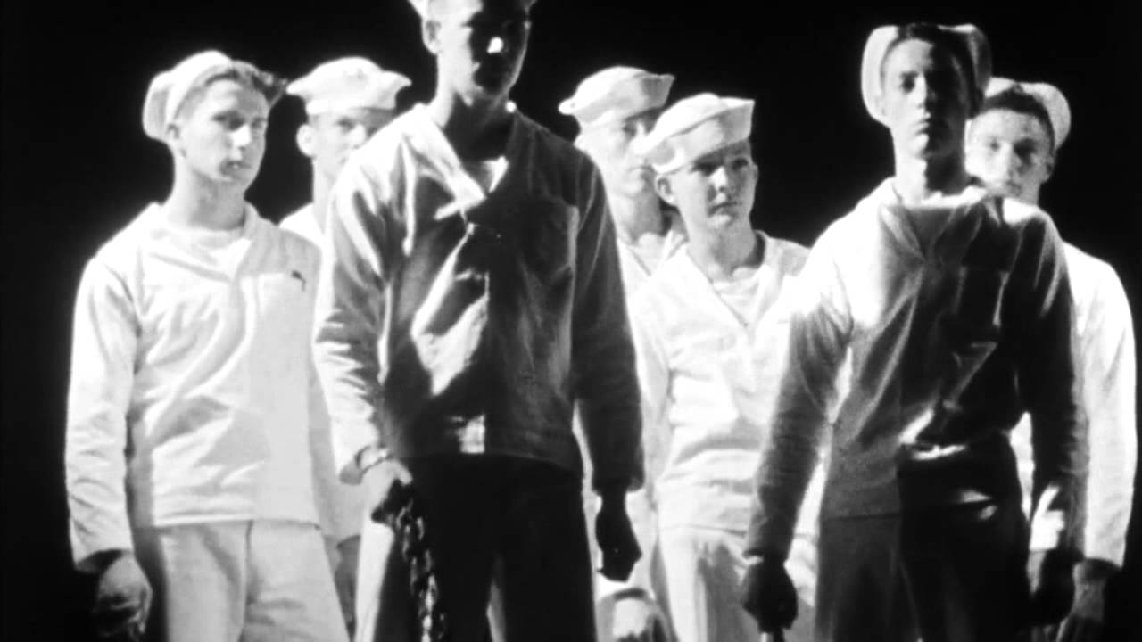 Ominosos marineros en un fotograma de Fireworks (1947).
