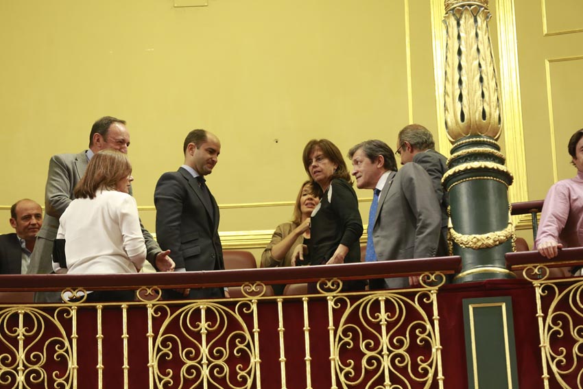 El senador del PP y ex presidente riojano, Pedro Sanz, comparte sonrisas con Javier Fernández tras la investidura de Rajoy.