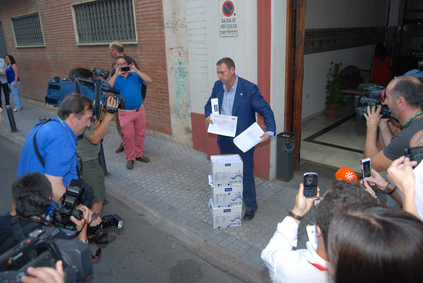 El alcalde de Jun presenta sus avales en la sede del PSOE de Andalucía.