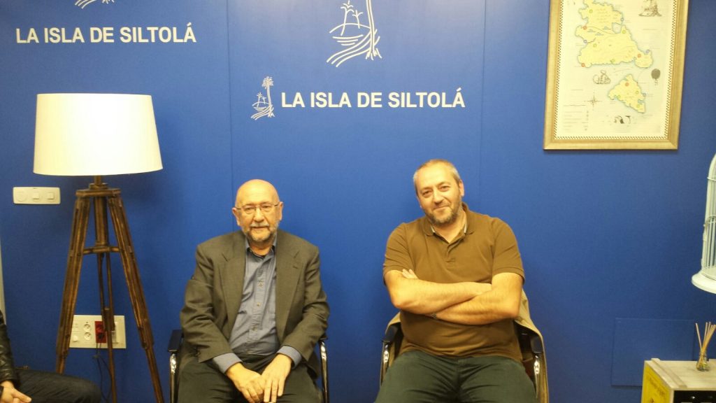 Francisco Silvera junto a José María Conget, en la presentación de su último libro "Mar de historias. Libro decreciente"