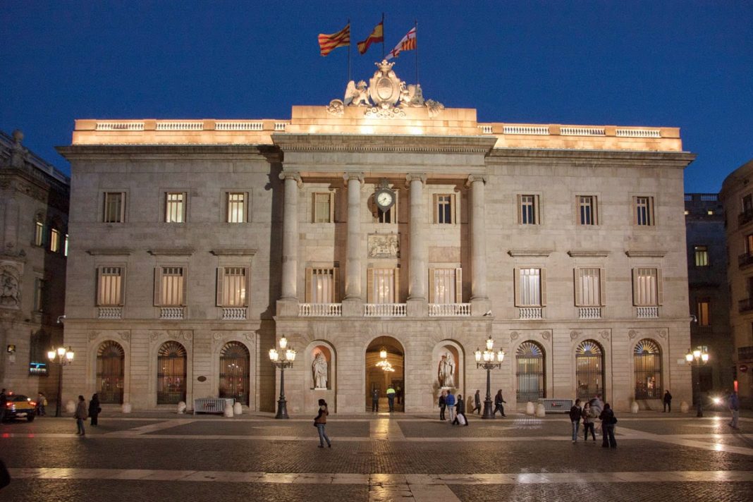 El Ayuntamiento de Barcelona exigirá a los bancos hacer públicas sus operaciones en paraísos fiscales
