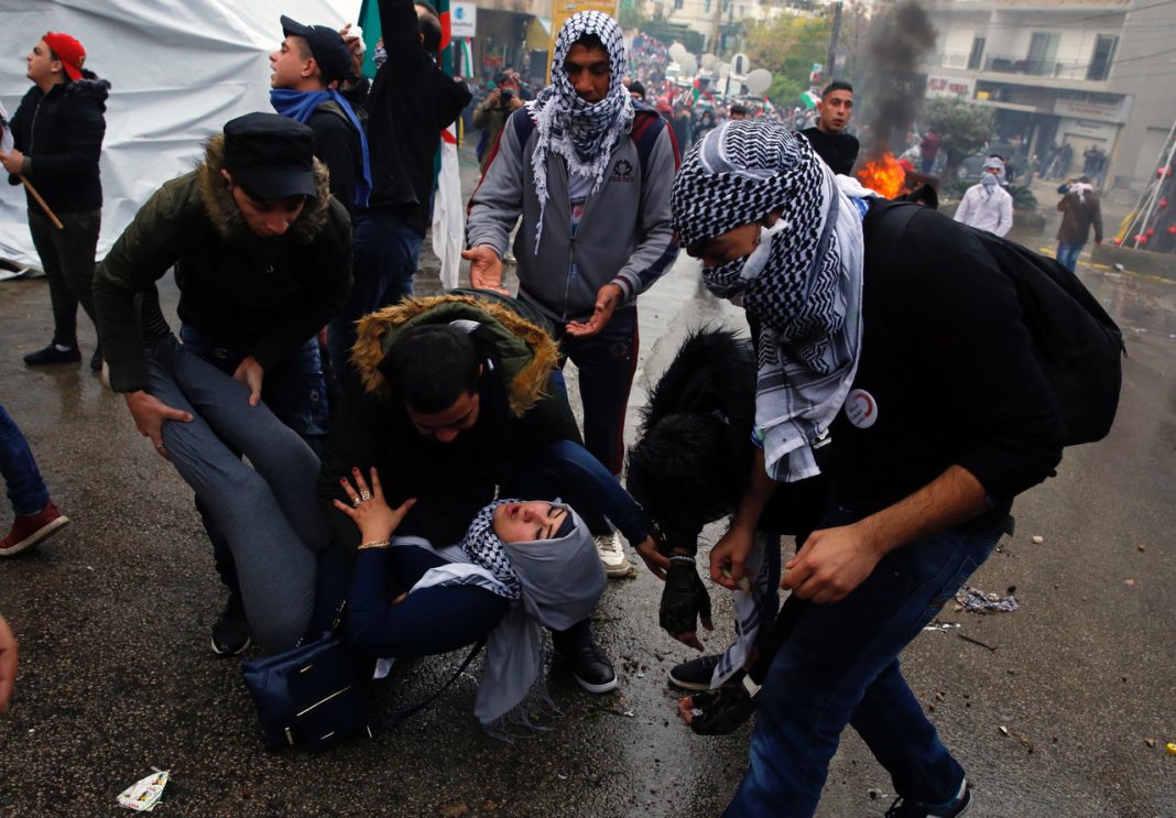Mujer palestina herida por los francotiradores israelíes