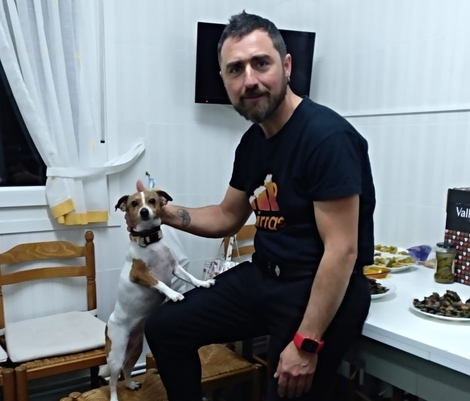 Pepe Godoy, con su perro en su casa.