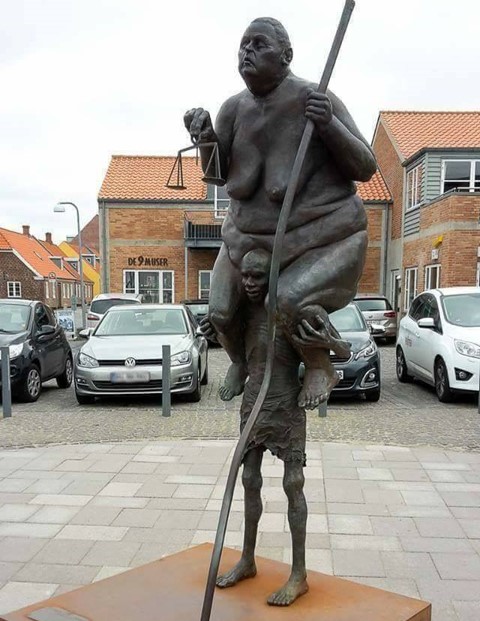 Escultura del danés Jens Galschiot. Una justicia obesa, morbosa e inútil, siendo cargada por un pueblo miserable, desnutrido y sometido por completo.