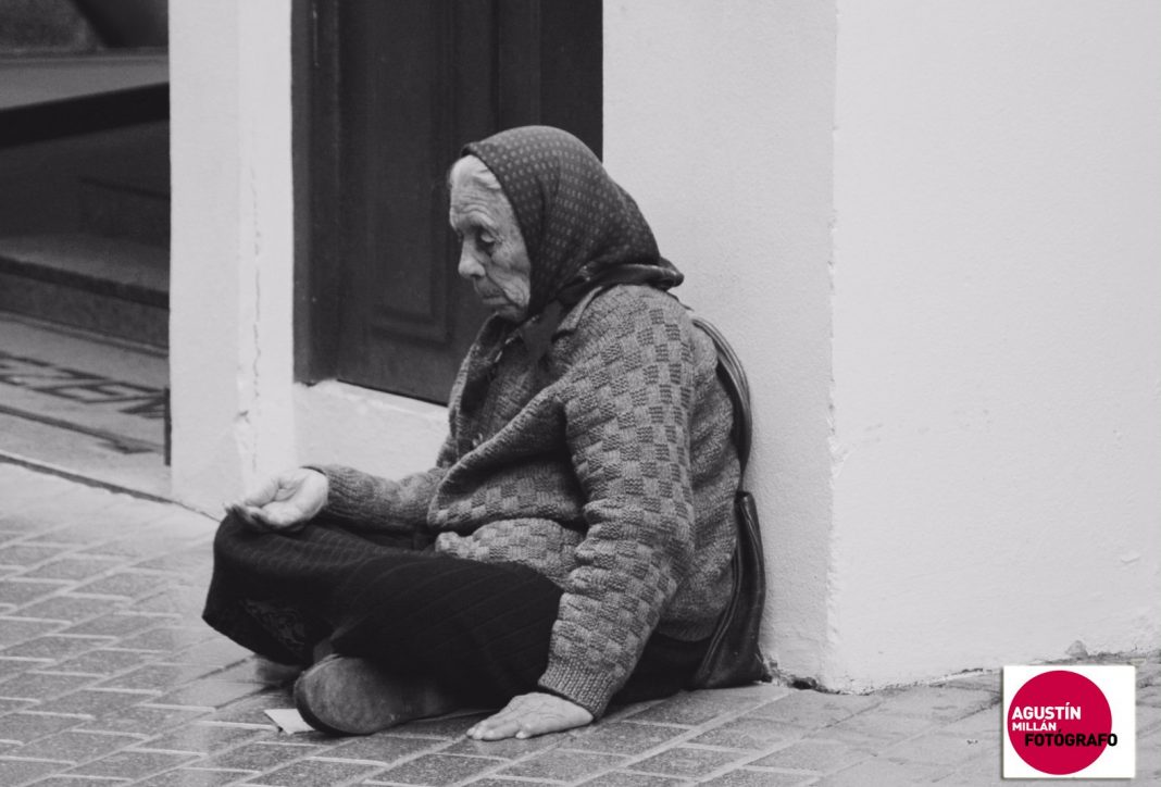 Mujer mayor pide una ayuda en España