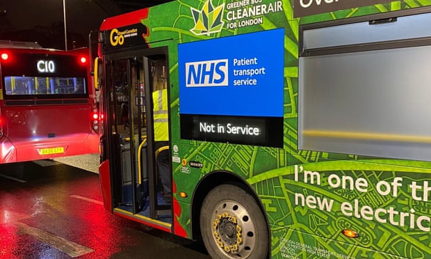 Londres convierte sus autobuses en ambulancias en pleno descontrol del COVID-19