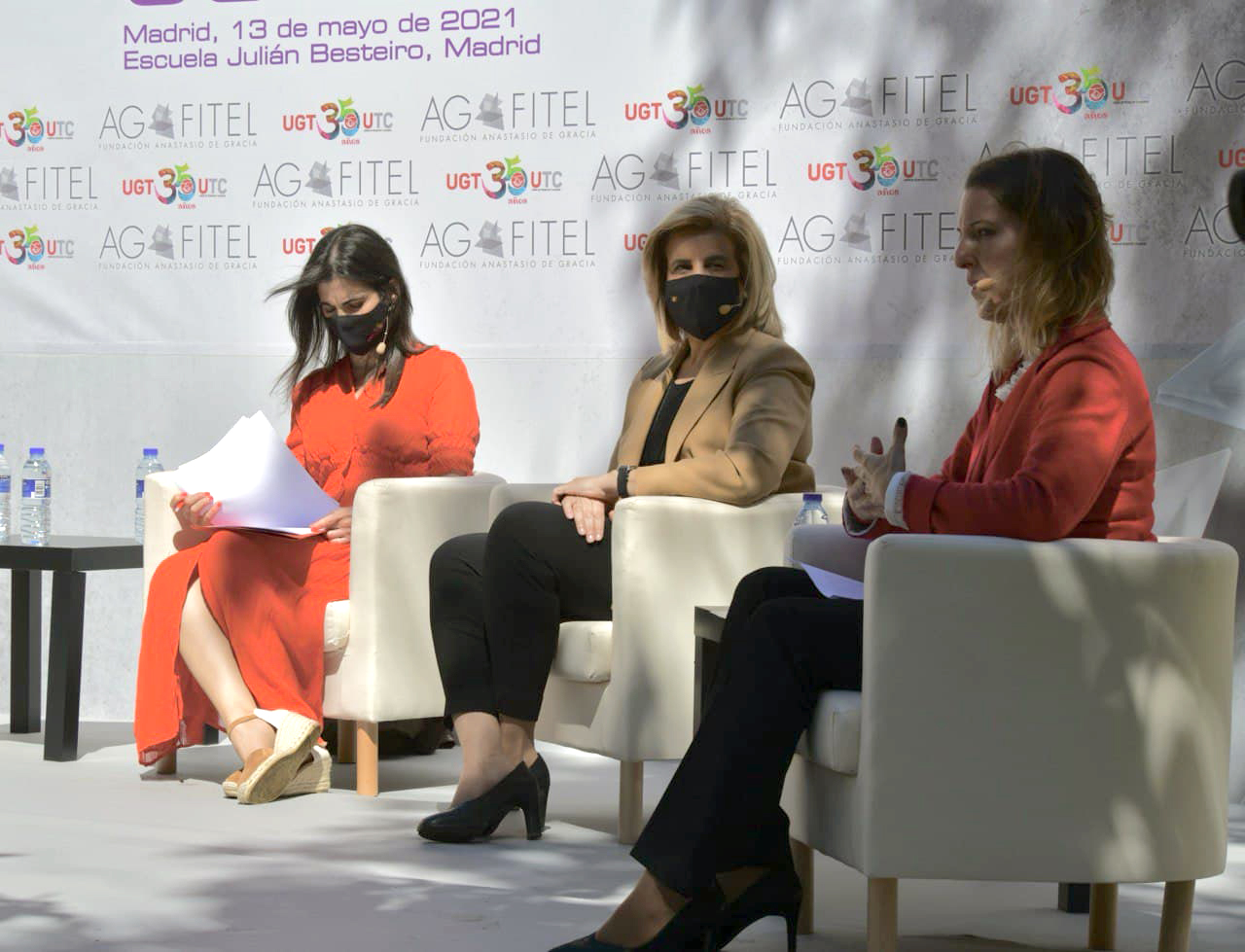 De izquierda a derecha, Paula Ruiz, Fátima Báñez y Ana Beitafoto Agustín Millán