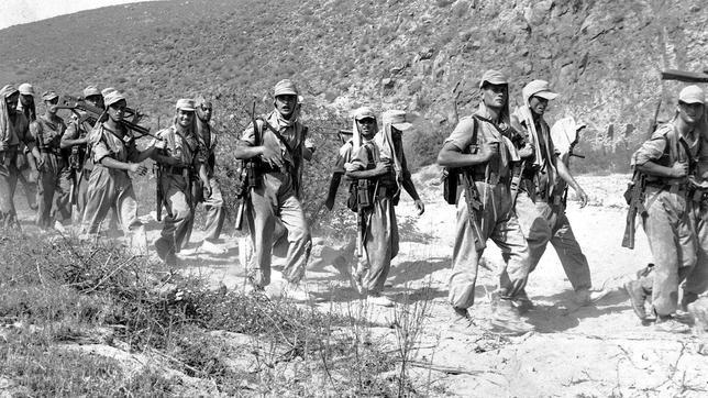 Legionarios españoles patrullando en Ifni en 1957