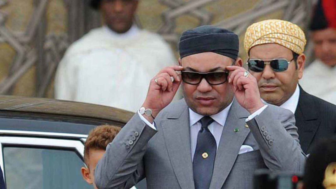 Mohamed VI colocándose unas gafas de sol