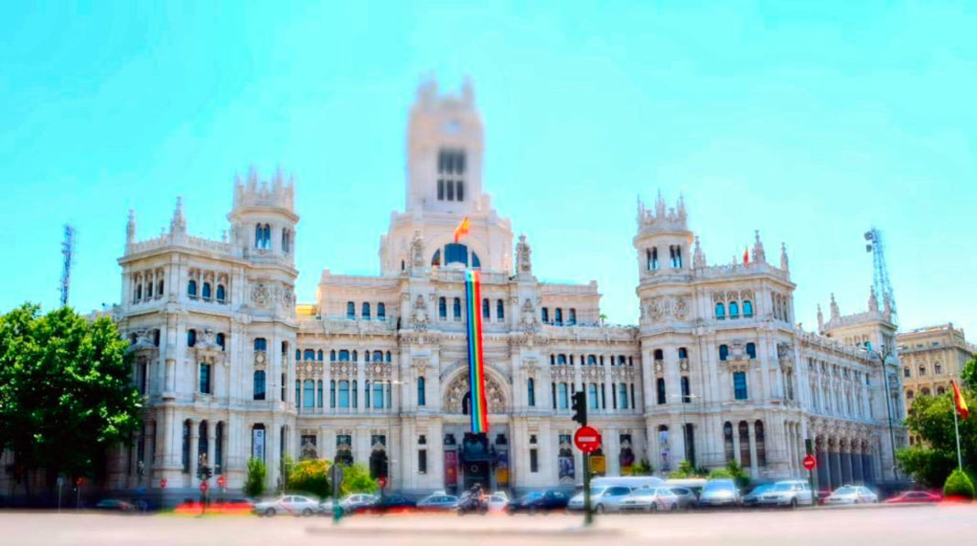 Bandera LGTBI en el Ayunatmiento de Madrid en el año 2015. Foto Agustín Millán