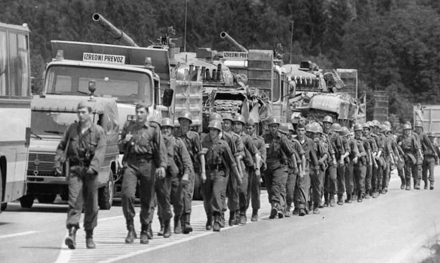 Una columna de soldados durante la guerra de Yugoslavia.