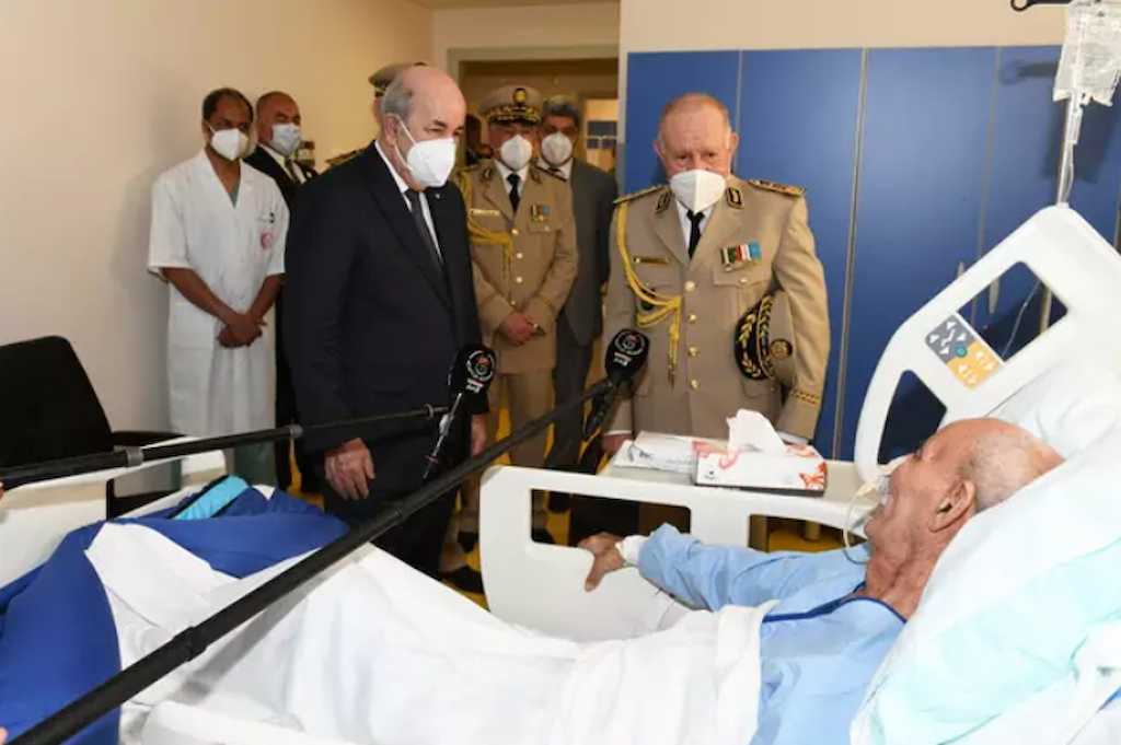 El presidente de Argelia, Abdelmayid Tebún, y el jefe del Estado mayor, Said Chengriha, visitan a Brahim Gali