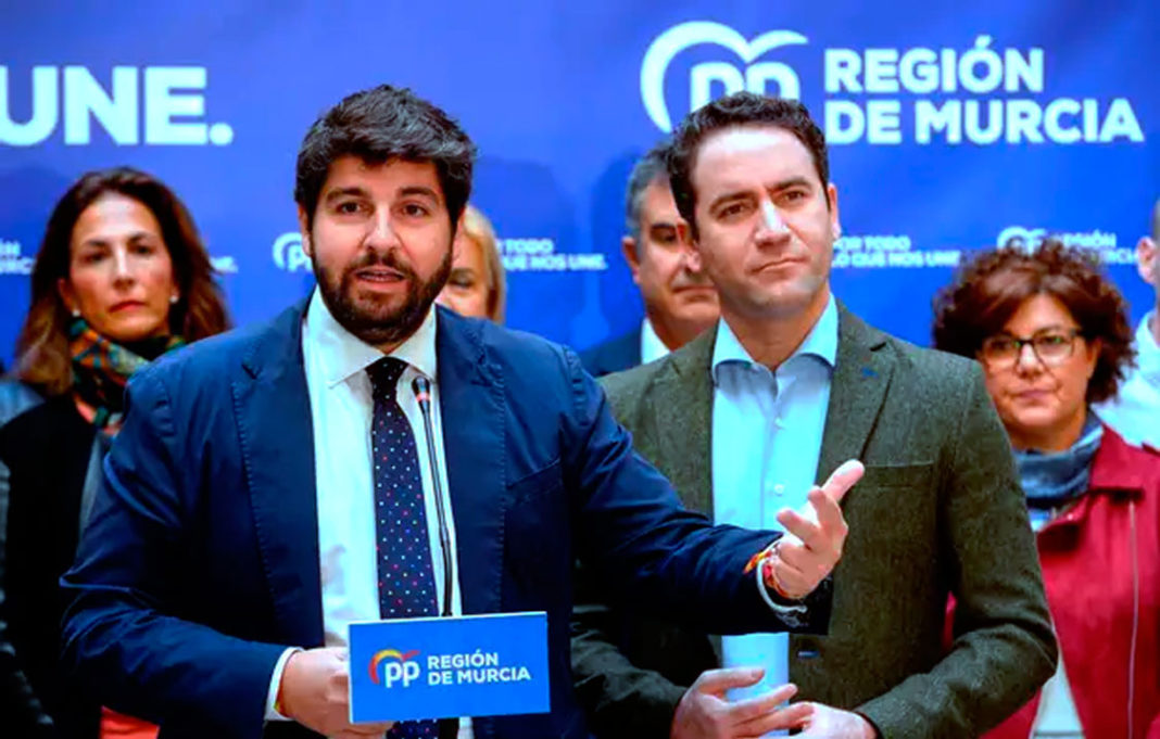 El presidente de Murcia, Fernando López Miras junto al número dos del Partido Popular, Teodoro García Ejea.