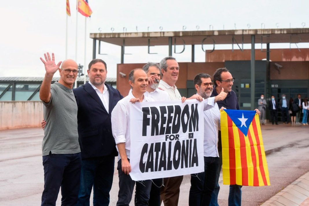 Emotiva salida de prisión de los presos catalanes