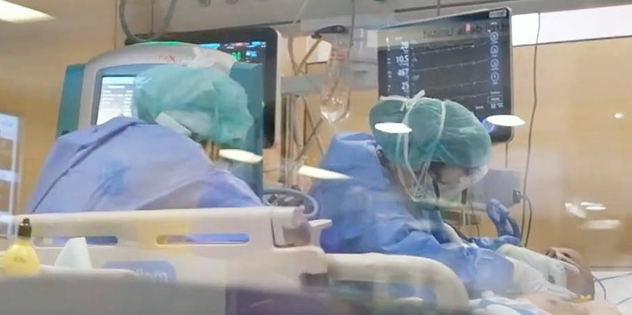 Enfermeras atienden a un enfermo en un hospital