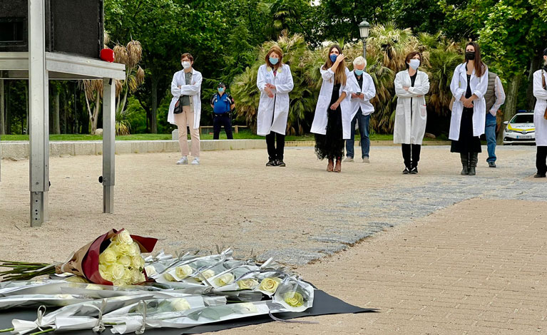 Los sanitarios madrileños homenajean a los médicos fallecidos por la Covid-19