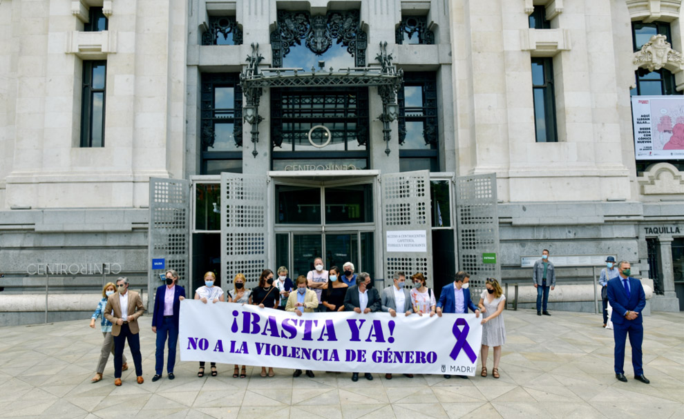 Minuto de silencio contra la violencia de género en el Ayuntamiento de Madrid