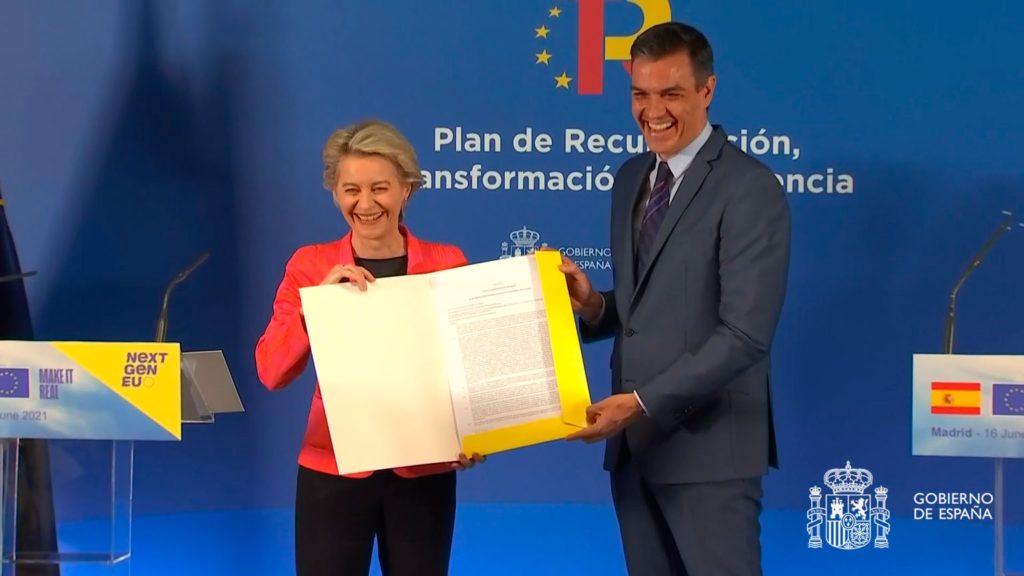 La presidenta de la Comisión Europea con el presidente español