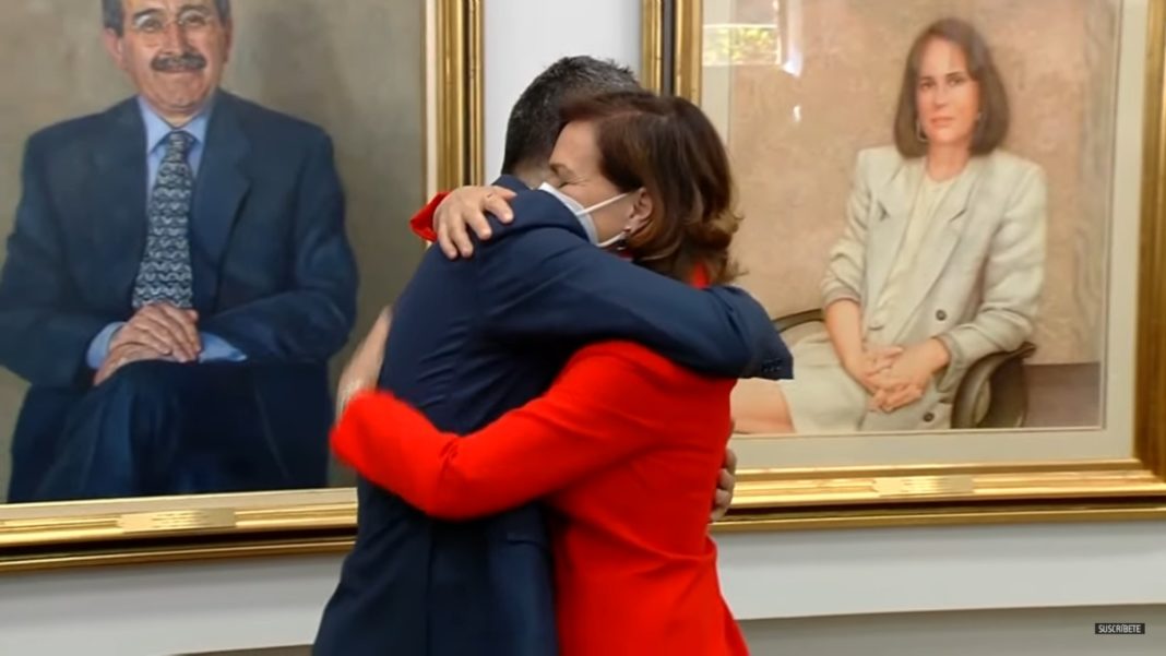 Abrazo entre Bolaños y Carmen Calvo