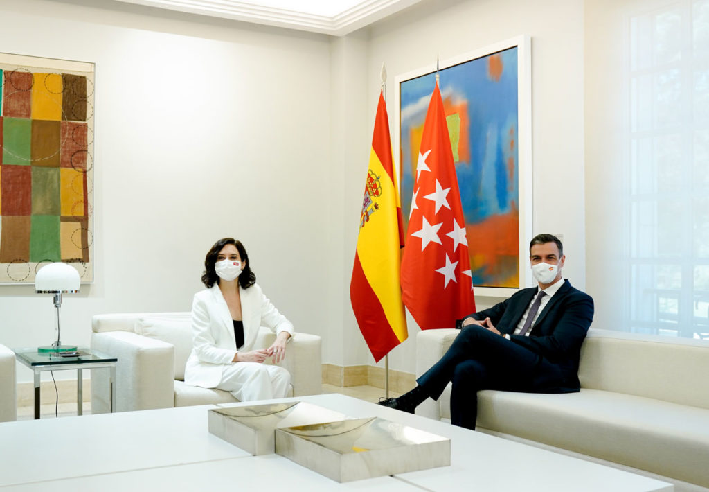 El presidente del Gobierno, Pedro Sánchez, ha recibido este viernes en el Palacio de La Moncloa a la presidenta de la Comunidad de Madrid, Isabel Díaz Ayuso