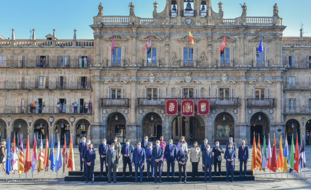 Foto de la XXIV Conferencia de Presidentes en la Plaza Mayor de Salamanca, Agustín Millán