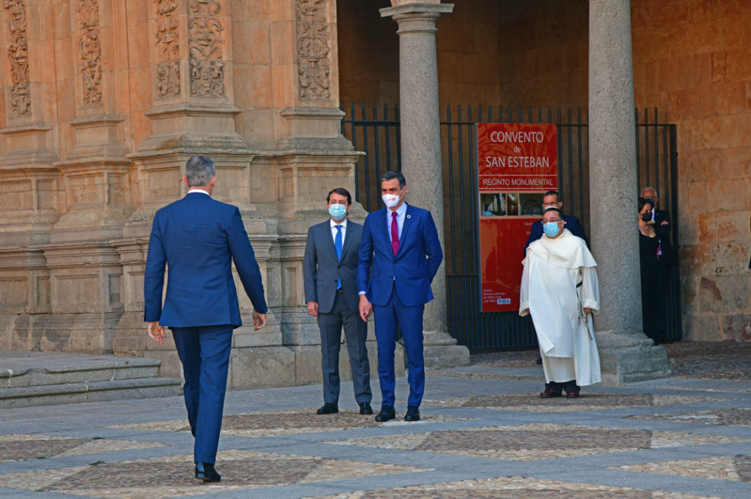 Foto del Rey Felipe VI con Sánchez en la Cumbre de Presidentes en Salamanca. Foto Agustín Millán