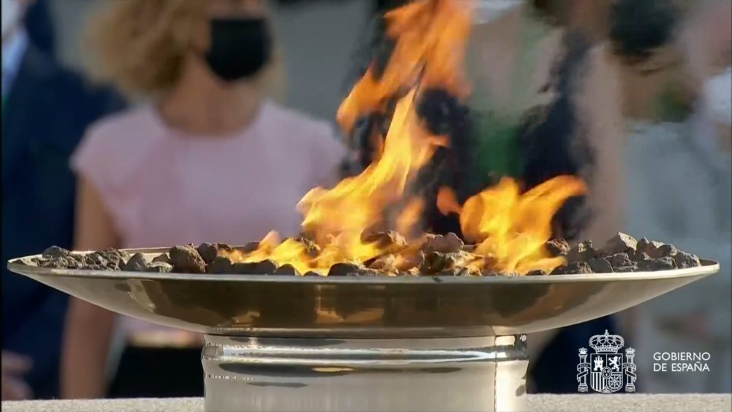 La llama encendida en el Palacio Real ante 700 personas por las víctimas del Covid