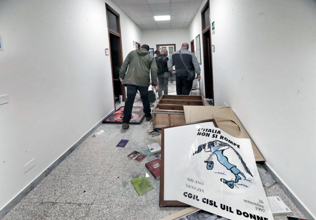 Destrozos en la sede de la CGIL en Roma, tras la marcha neofascista del 9 de octubre (Foto Twitter Giorgio Saccoia)