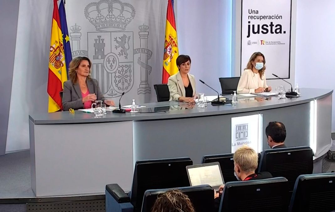 Tres-ministras-del-PSOE-en-la-rueda-de-prensa-de-hoy-del-Consejo-de-Ministros