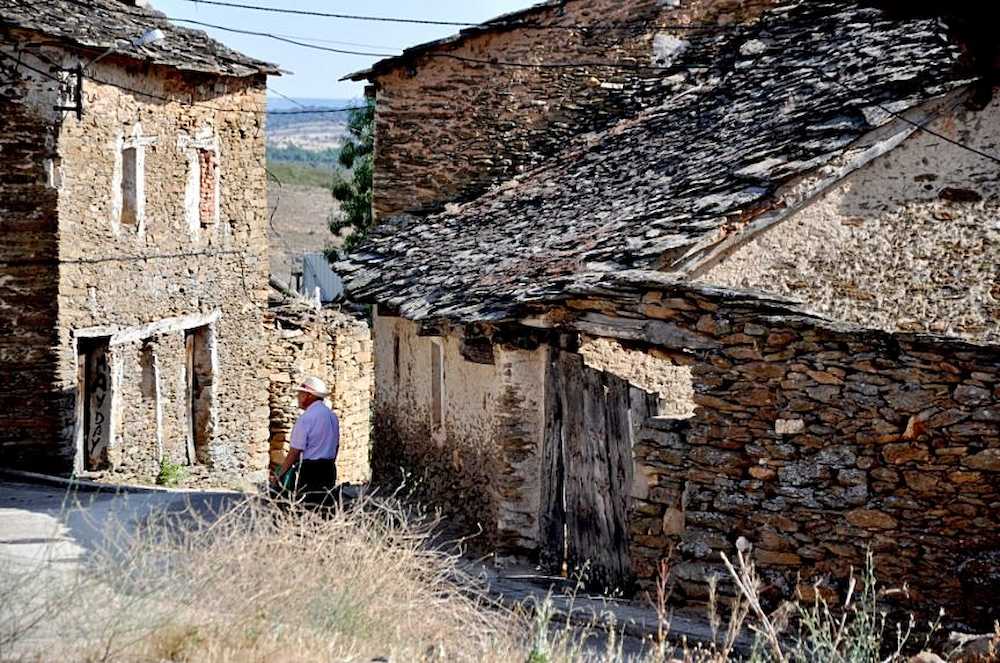 Un pueblo abandonado de los muchos que pueblan la geografía española.