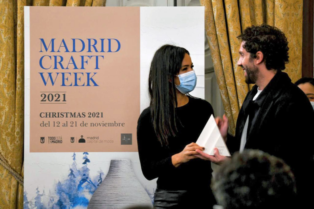 Premio Madrid Craft Week Artesano entregado por Begoña Villacís para Javier Sanchez Medina, foto Agustín Millán