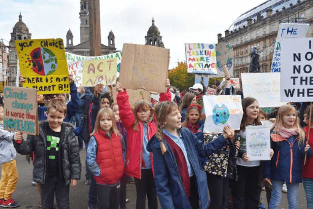 Jóvenes protestan en la cumbre sobre el clima.