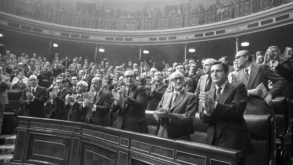Miembros del Gobierno de Adolfo Suárez aplauden, de pie, tras haber sido aprobada la proposición de Ley sobre Amnistía en octubre de 1977