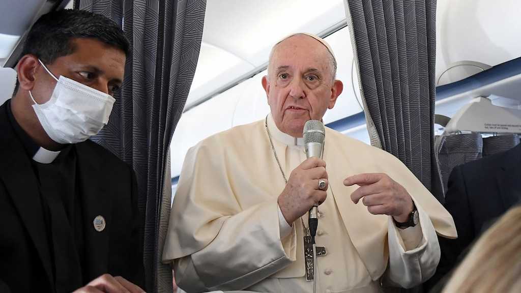 El papa Francisco responde a los periodistas en el avión.