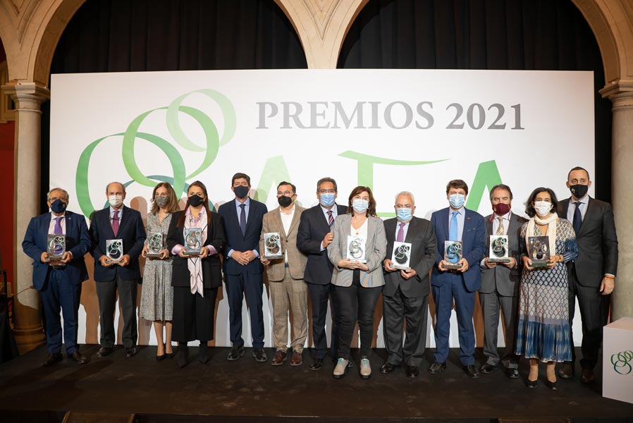 Foto de familia de los Premios AFA 2021 y, también, los de la edición 2020 que por motivos de la pandemia no pudieron entregarse.
