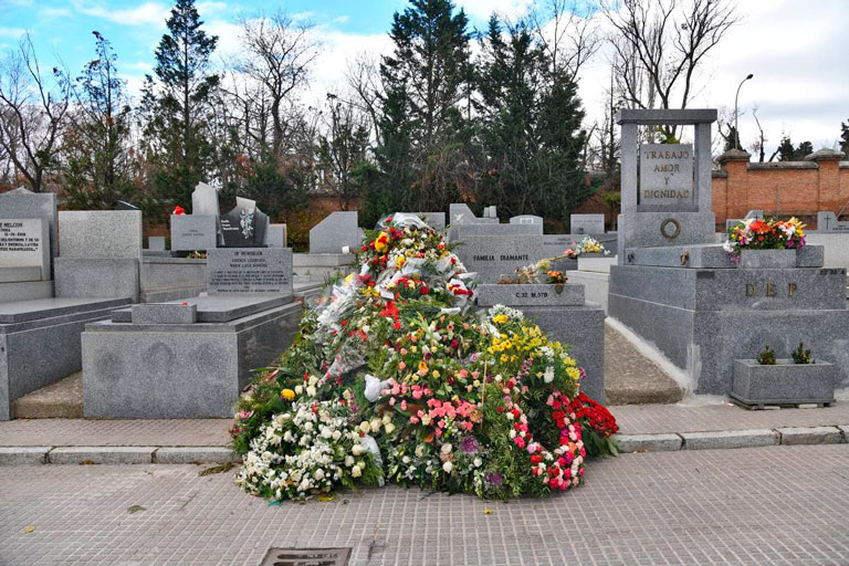 Sepultura de Almudena Grandes en el Cementerio Civil de Madrid, foto Agustín Millán
