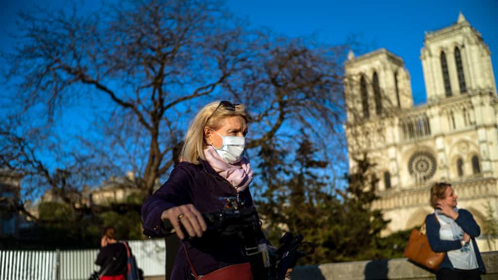 París se prepara para afrontar las nuevas medidas ante el coronavirus.