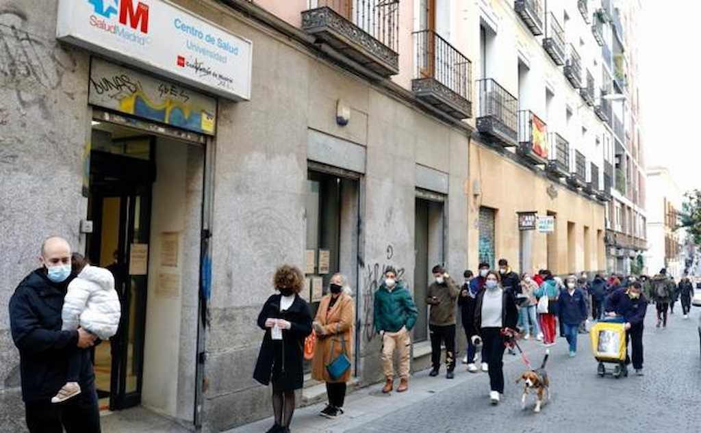 Un centro de salud de Madrid saturado de pacientes.
