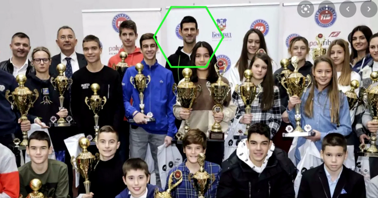 Djokovic rodeado de niños tras dar positivo en covid.