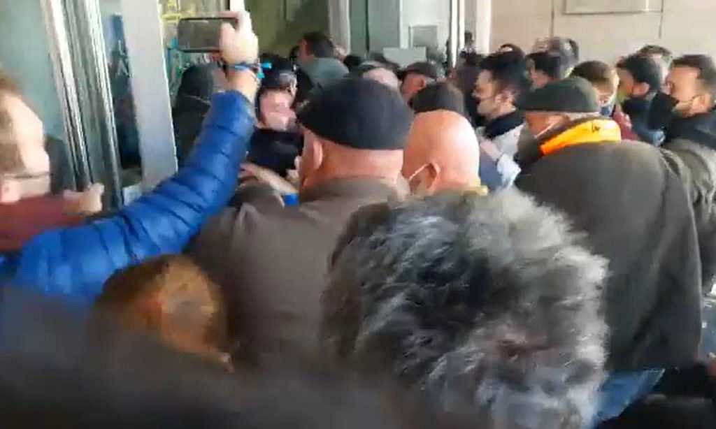 Los asaltantes entran por la fuerza en el Ayuntamiento de Lorca, en Murcia.
