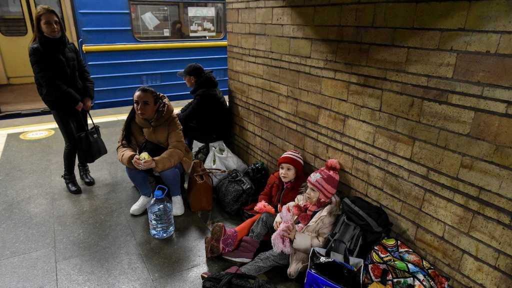 Mujeres y niños de Kiev se refugian en los túneles del Metro.