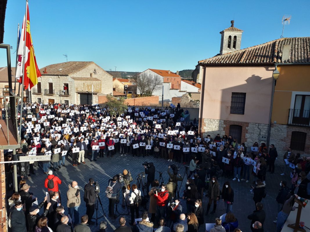 Los vecinos y vecinas de Traspinedo, Valladolid en el minuto de silencio por Esther López