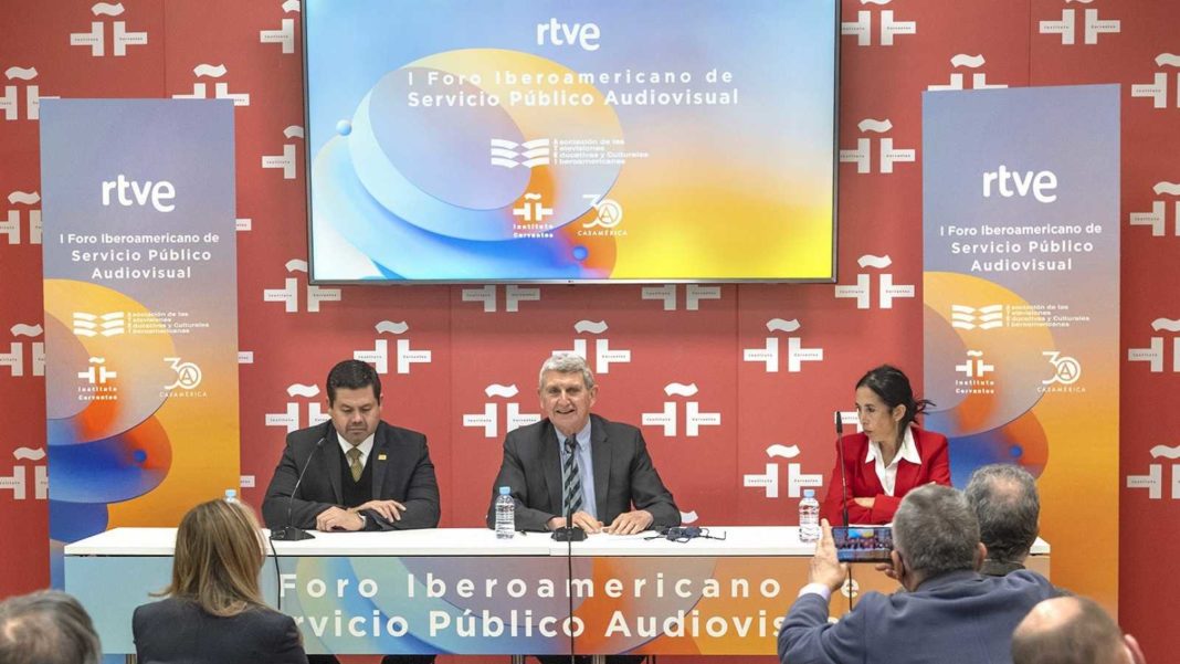 Gabriel Torres, José Manuel Pérez Tornero y Rosaura Audi durante la rueda de prensa