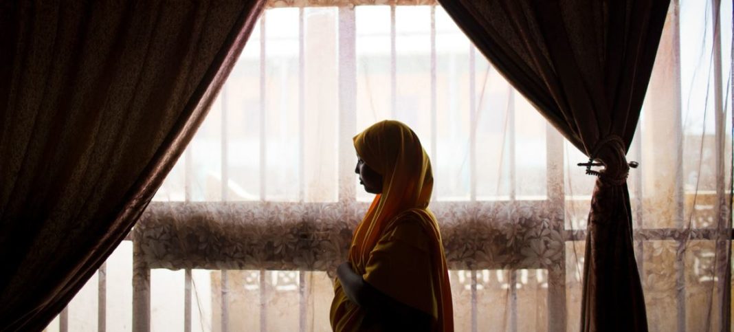 Una niña de doce años que sufrió la mutilación genital femenina posando en su casa, en la región de Somalí, en Etiopía