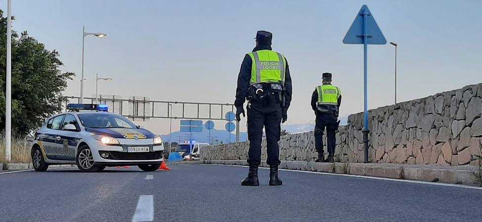 Policías locales de Alicante en un control de carretera.