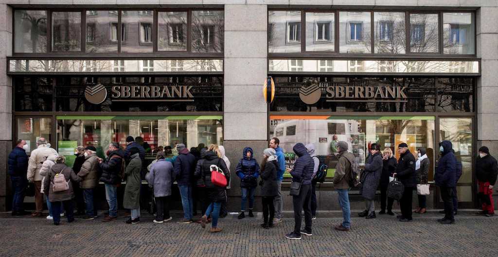 Un grupo de gente haciendo cola para entrar en una sucursal del banco público ruso, Sberbank, tras el corralito ordenado por Putin. AFP